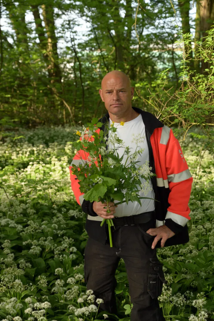 Ed van der Heijden, een groenwerker uit Amsterdam-Oost, die meer dan veertig jaar in het Flevopark werkte. KETTER&Co, project Bloemen voor de Burgemeester